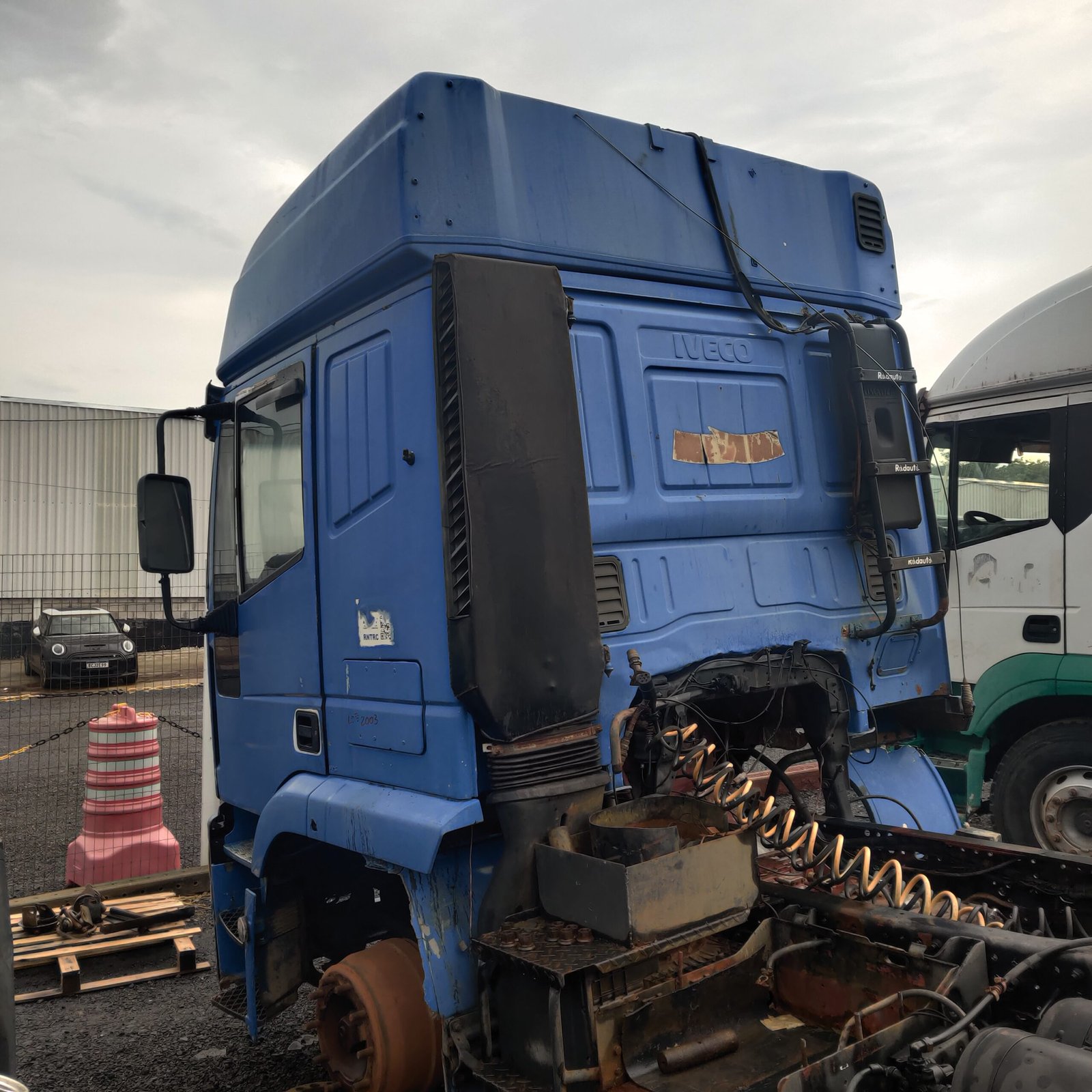 cabine iveco eurotech traseira esquerda